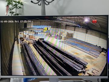 Fabrika depo iç alanını gece gösteren güvenlik kamerası ekranı