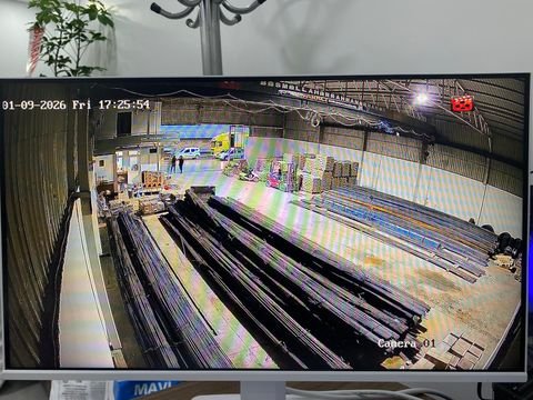 Fabrika ve depo alanını gece görüntüleyen güvenlik kamerasının canlı izleme ekranı