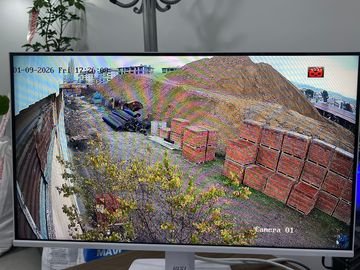 Fabrika dışındaki stok ve malzeme sahasını gösteren güvenlik kamerası