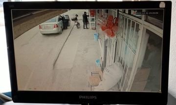 Köy meydanındaki araç ve yaya alanını gösteren güvenlik kamerası