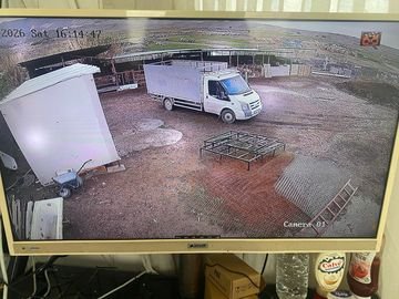 Çiftlik avlusu ve araç girişini geniş açıyla gösteren güvenlik kamerası