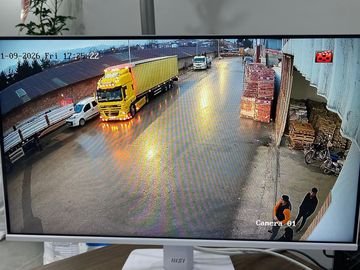 Fabrika dış sahasında kamyon ve araç girişini gösteren güvenlik kamerası