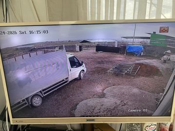 Çiftlik avlusundaki kamyonu ve araç girişini gösteren güvenlik kamerası