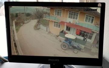 Köy yolu ve ev girişini gösteren güvenlik kamerası canlı izleme ekranı
