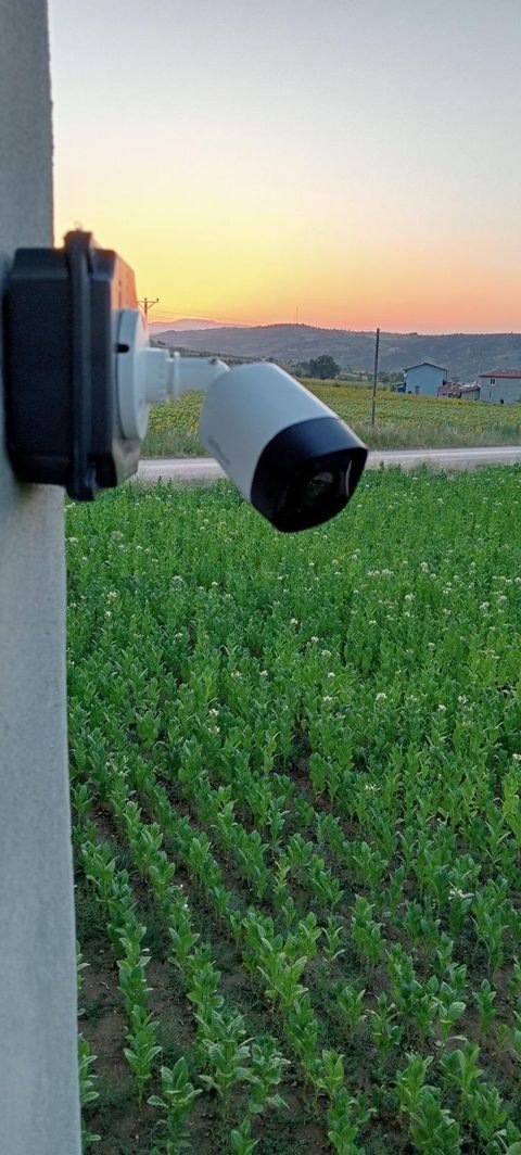 Erbaa kırsalında ekili tarla ve yol yönüne bakan dış ortam güvenlik kamerası