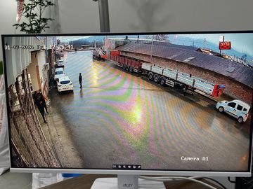 Fabrika lojistik alanındaki tır ve araç hareketini gösteren güvenlik kamerası