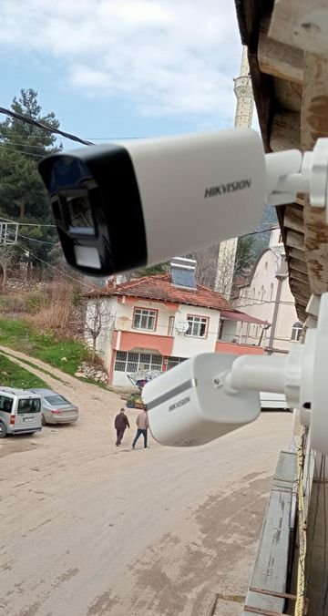 Erbaa çevresinde bina dış cephesine monte edilmiş iki güvenlik kamerası