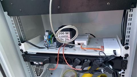 Kamera sistemi güç kaynağı ve ağ cihazlarının bulunduğu rack kabinet içi