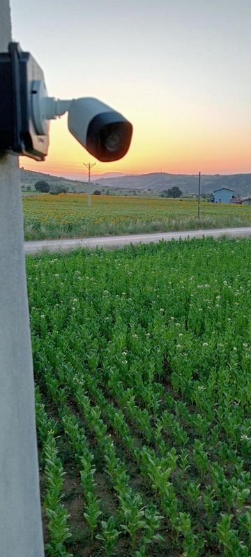 Erbaa kırsalında tarla kenarına monte edilmiş dış ortam kamerasının yakın görünümü